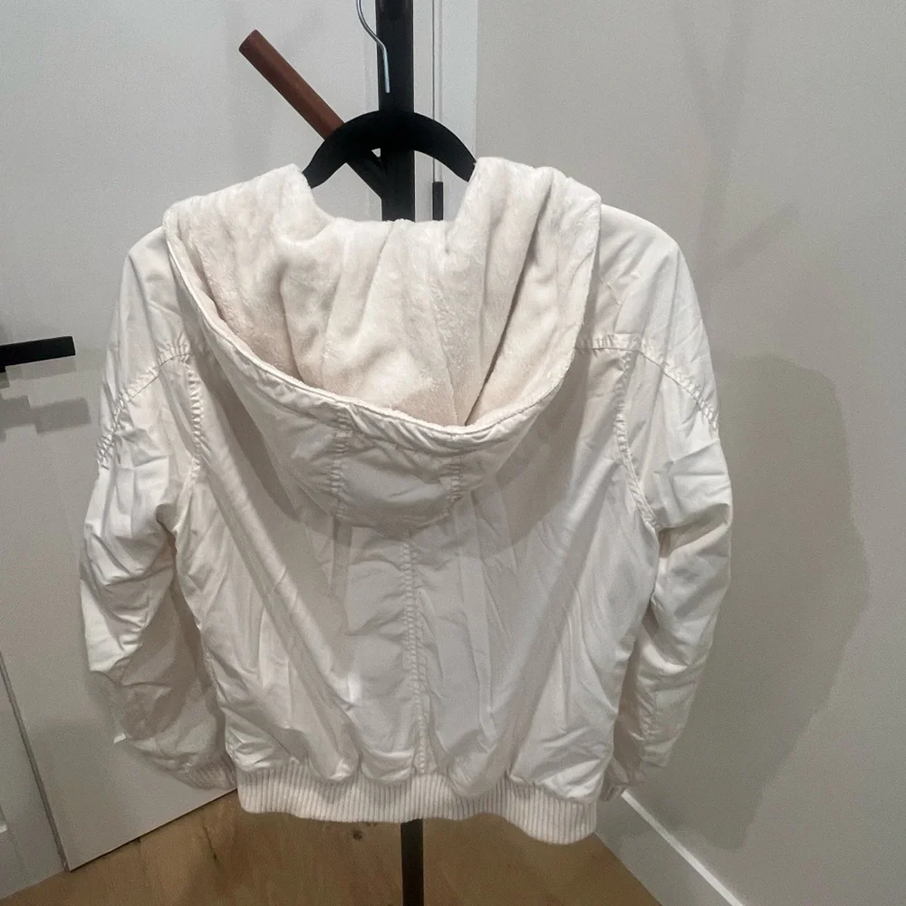 Tommy Hilfiger Women's Cream Hooded Puffer Jacket - Picture 3 of 3